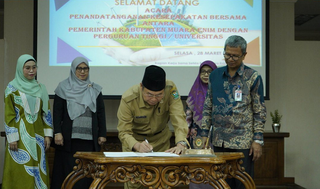 Asisten I Bidang Pemerintahan dan Kesra H Emran Tabrani Saat Penandatanganan Kesepakatan dengan Universitas Perguruan Tinggi