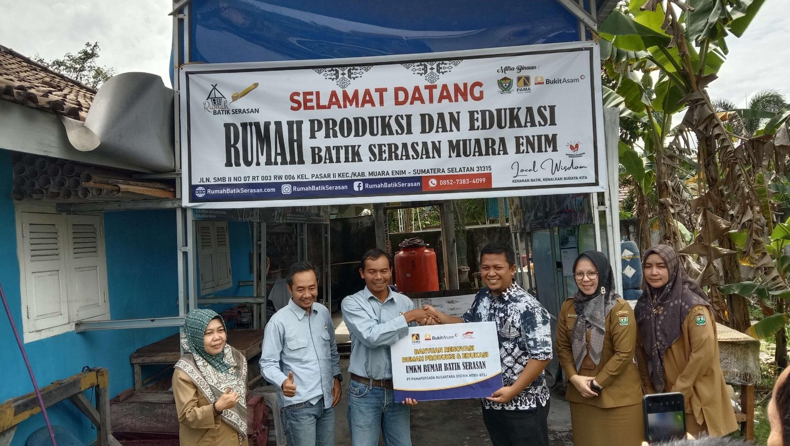Deni Martana, Selaku SRGS Departemen Head PT Pamapersada Nusantara menyerahkan bantuan secara simbolis Renovasi Rumah Produksi Batik Serasan kepada Totok AH selaku Pengelola Rumah Batik Serasan