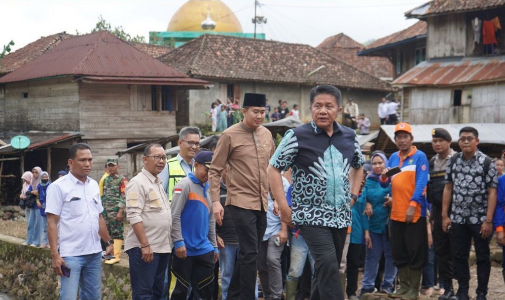 Gubernur Sumsel dan Plt Bupati Muara Enim Saat Tinjau Lokasi Banjir Bandang