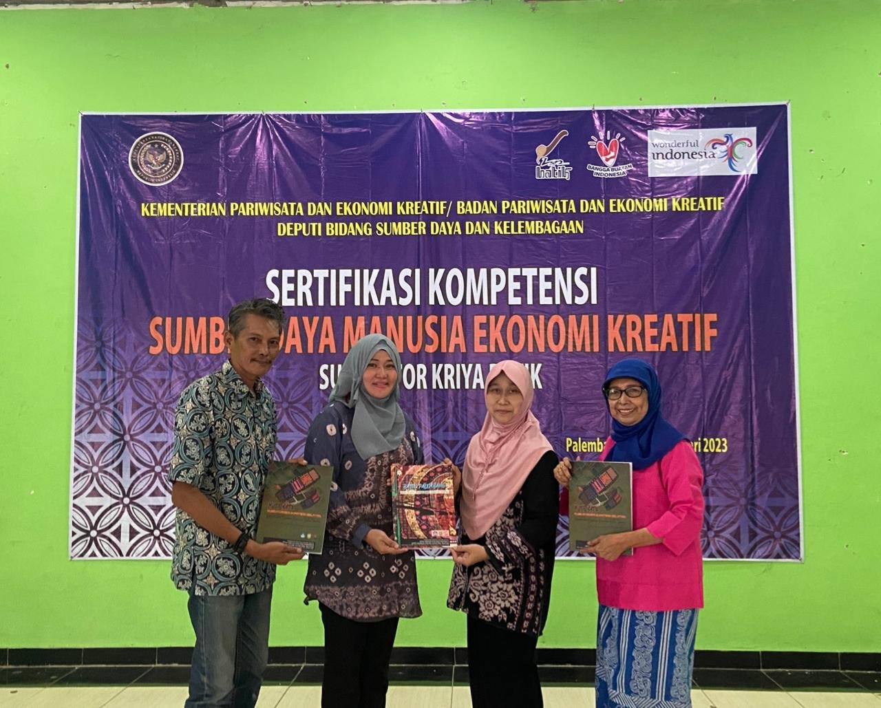 Ketua Asosiasi Pembatik Sumsel, Agus saat mendampingi penyerahan Buku Motif Batik Sumsel Kepada Ibu Sulistianti