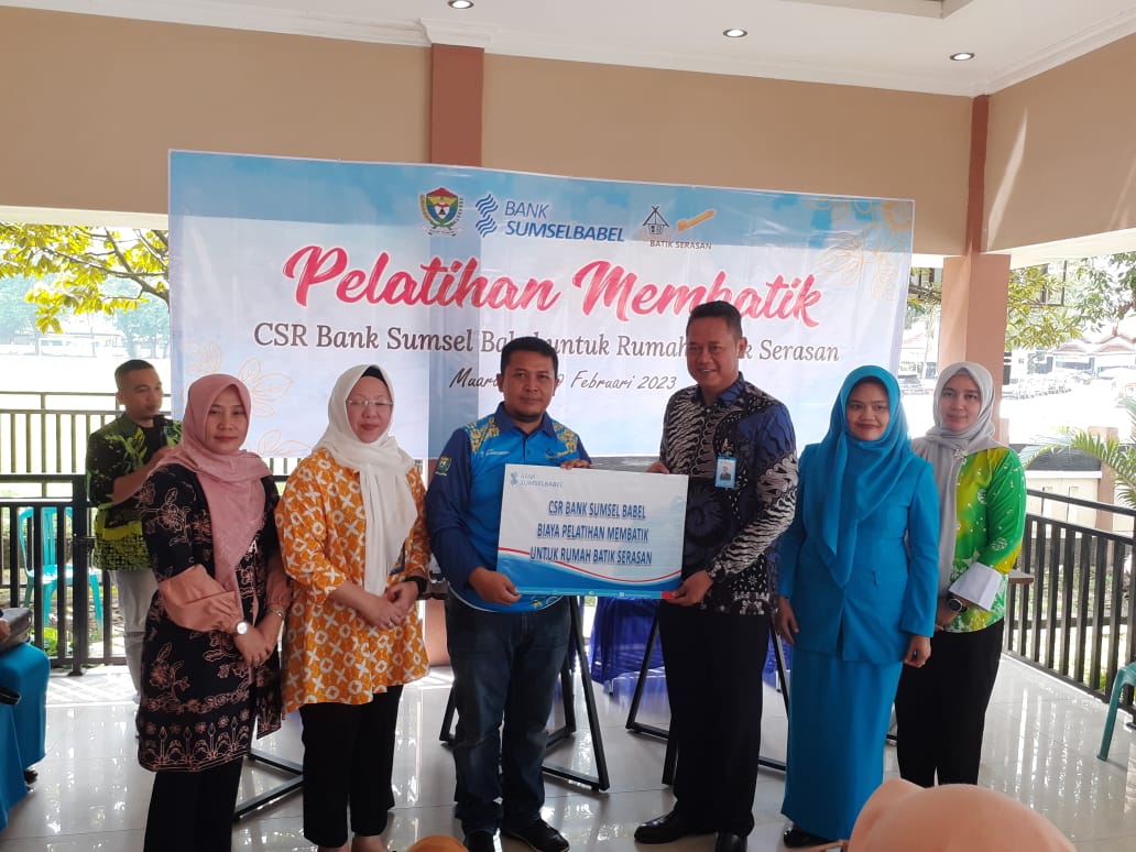 Pimpinan Cabang BSB Muara Enim Dedek Abdul Halim menyerahkan secara simbolis bantuan pelatihan membatik kepada owner Rumah Batik Serasan (RBS), Totok Adi Harmanto