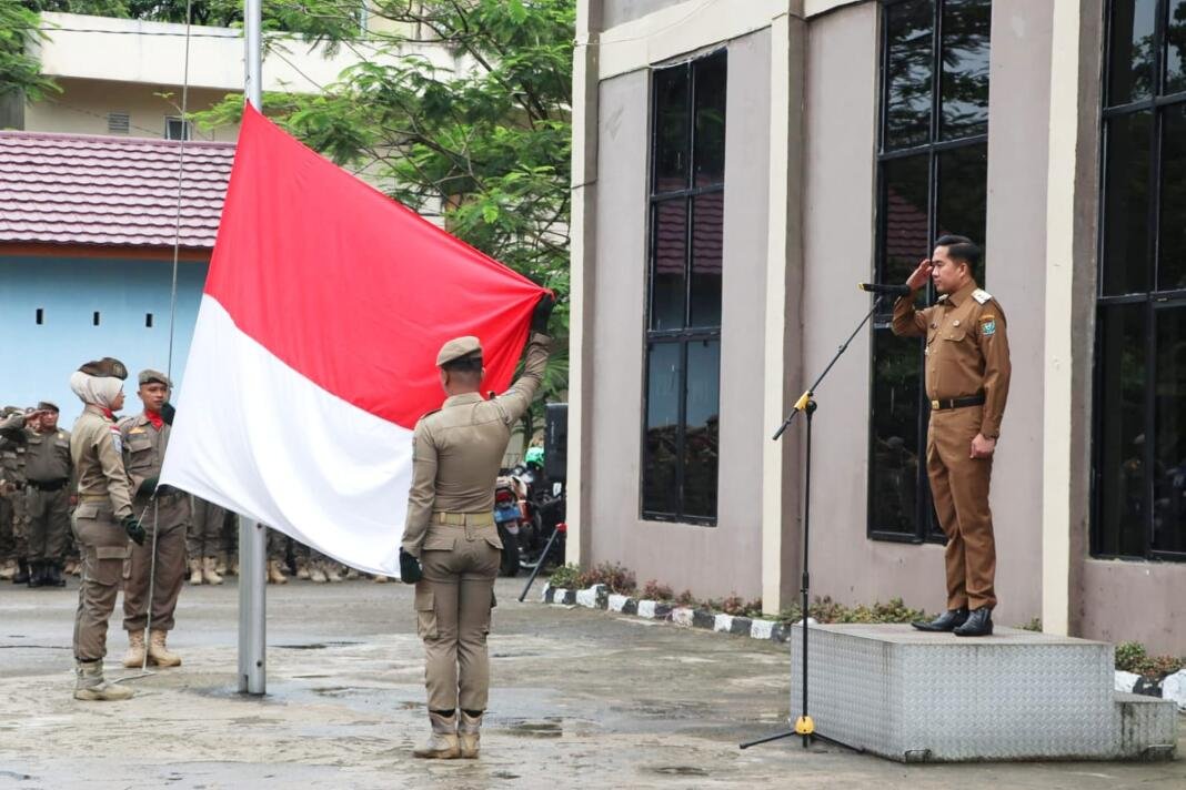 Plt Bupati Ahmad Usmarwi Kaffah Pimpin Upacara Bendera di Kantor Satpol PP. Pol PP adalah garda terdepan