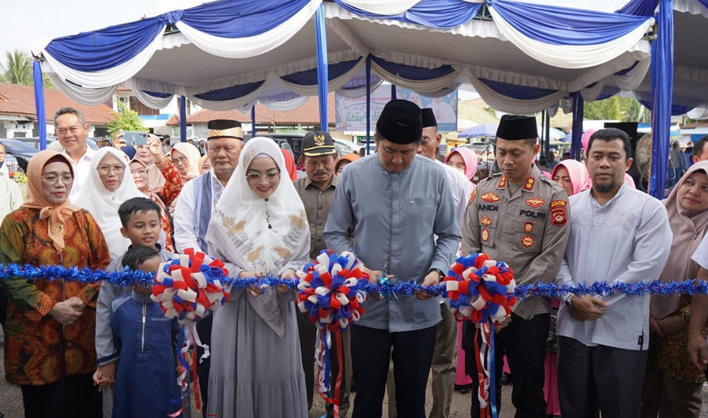 Plt Bupati Muara Enim Ahmad Usmarwi Kaffah Saat Membuka Pasar Ramadan di Terminal Kota Muara Enim