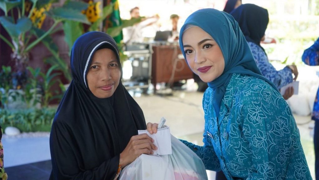 Ketua TP PKK Muara Enim Nurul Vita Utami Kaffah Membagikan Bantuan Sembako Kepada Kaum Dhuafa