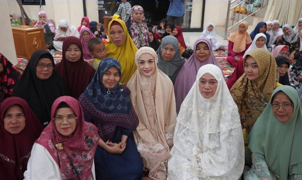 Ketua TP PKK Nurul Vita Utami Kaffah bersama masyarakat Desa Tanjung Raja