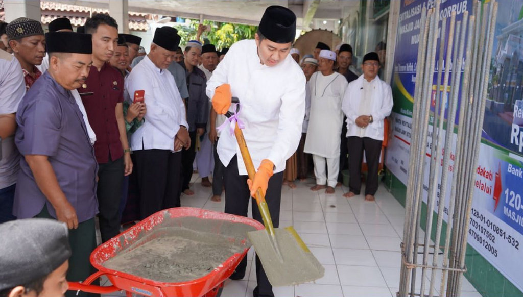Peletakan Batu Pertama Revitalisasi Masjid At-Taqorrub oleh Plt Bupati Muara Enim