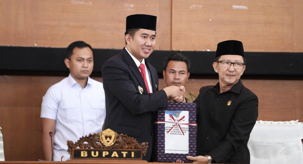 Plt Bupati Kaffah Menyerahkan LKPJ Bupati Muara Enim 2022 di Gedung DPRD Muara Enim kepada Ketua DPRD Muara Enim