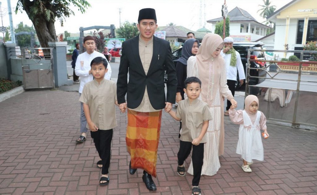 Plt Bupati Kaffah Salat Idul Adha Bersama Keluarga di Masjid Agung Muara Enim