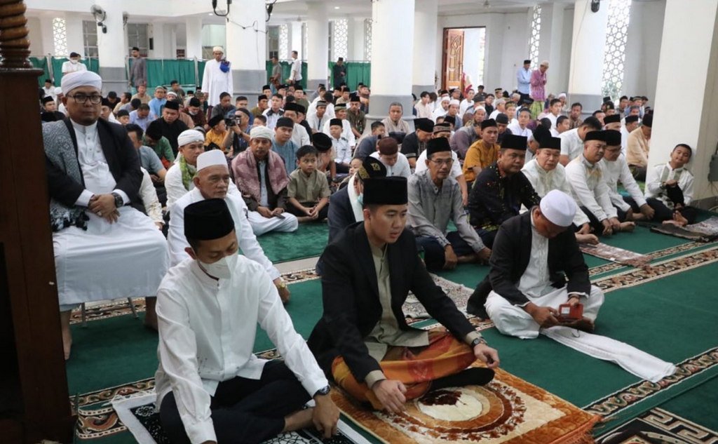 Plt Bupati Muara Enim Shalat Idul Adha 1444 H Bersama Masyarakat di Masjid Agung Plt Bupati Muara Enim Shalat Idul Adha 1444 H Bersama Masyarakat di Masjid Agung