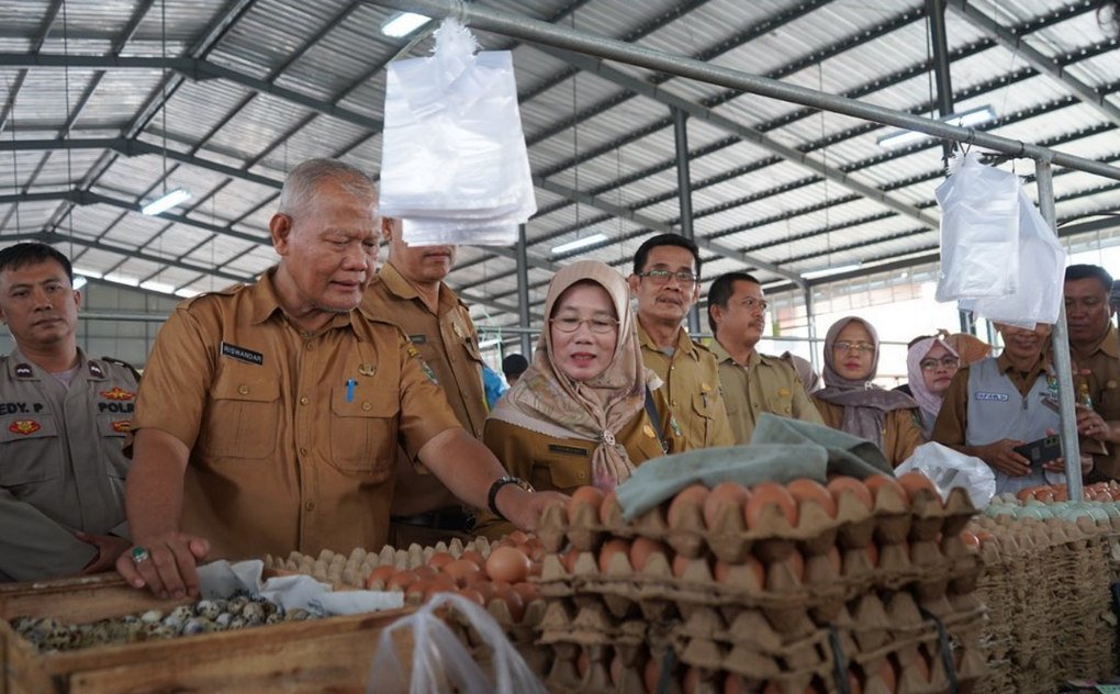 Asisten II Bidang Perekonomian dan Pembangunan H Riswandar Saat Sidak di Pasar Inpres Muara Enim.