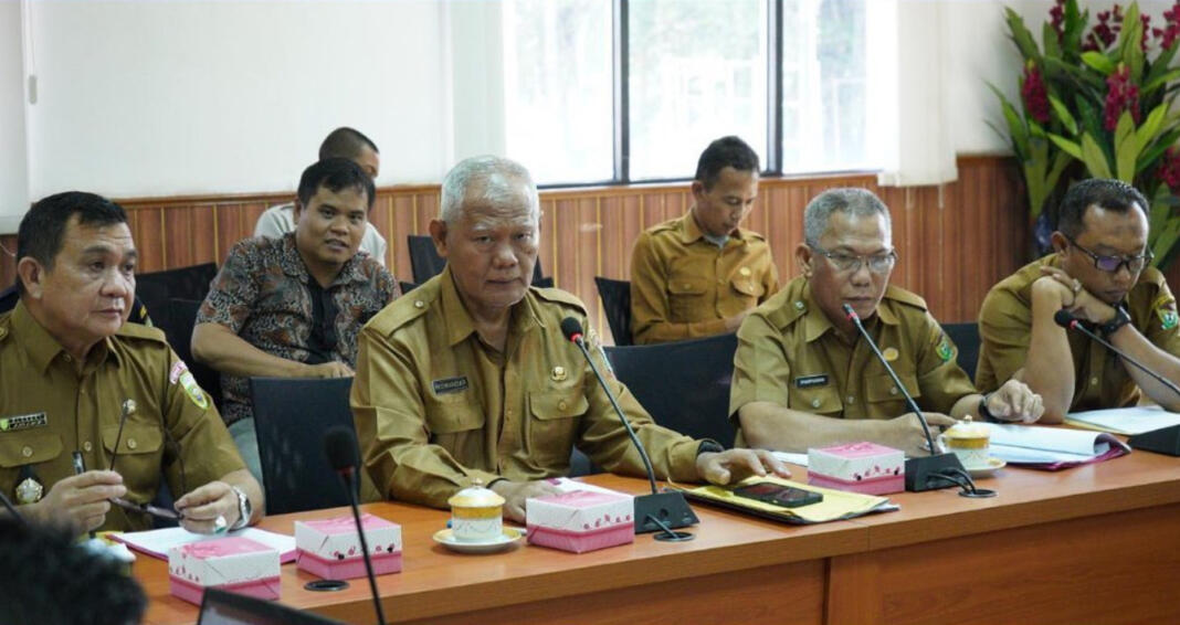 Asisten II Bidang Perekonomian dan Pembangunan H Riswandar Buka Rapat Percepatan Jaringan Listrik di 4 Desa