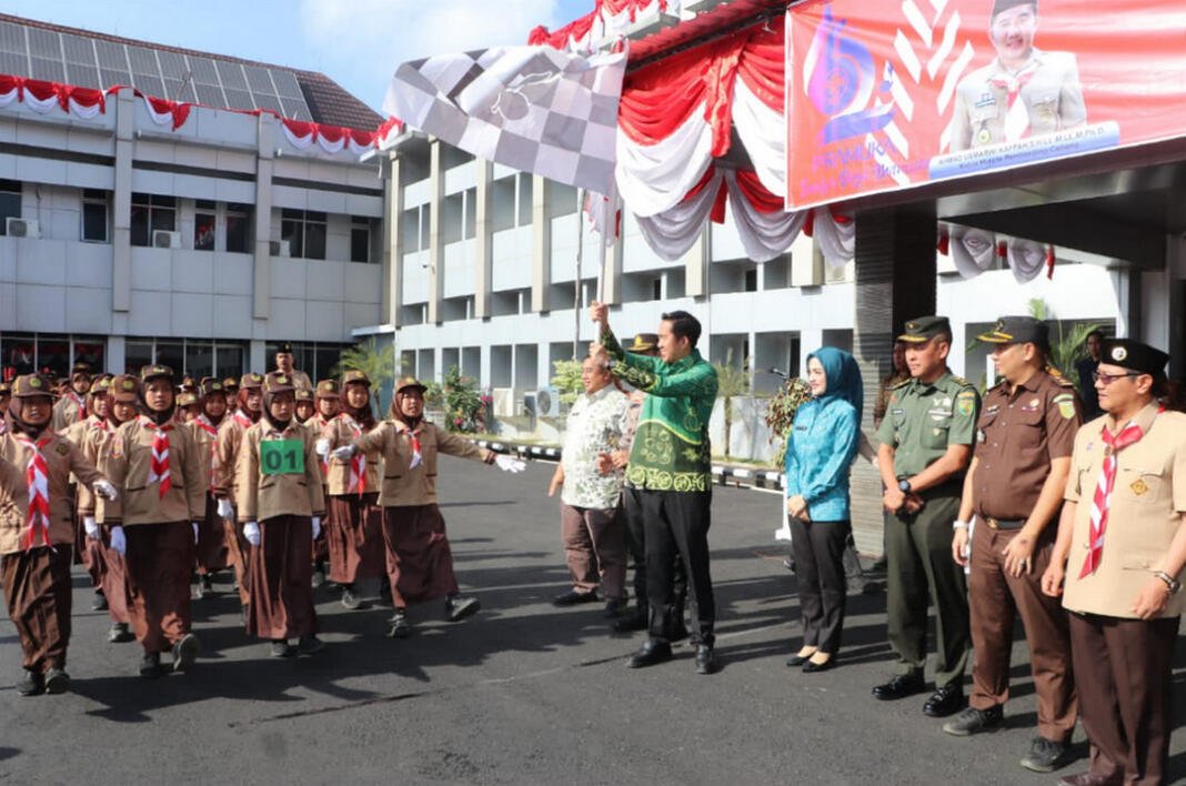 Plt. Bupati Muara Enim Lepas Peserta Lomba Gerak Jalan Pramuka Plt. Bupati Muara Enim Lepas Peserta Lomba Gerak Jalan Pramuka
