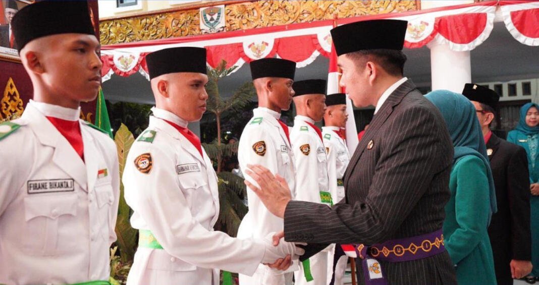 Plt Bupati Kaffah Kukuhkan Paskibraka Kabupaten Muara Enim
