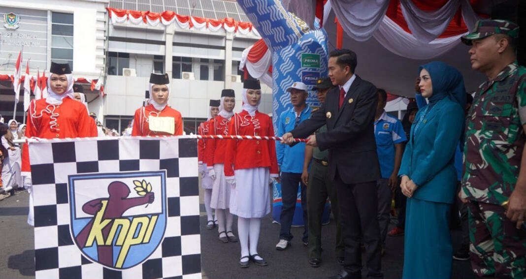 Plt Bupati Kaffah Lepas 101 Regu Peserta Gerak Jalan Indah