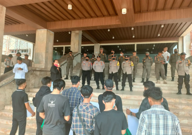 Kawali Sumsel Demo didepan kantor DPRD untuk Tagih Janji Jokowi tekait Dana Karhutbunla