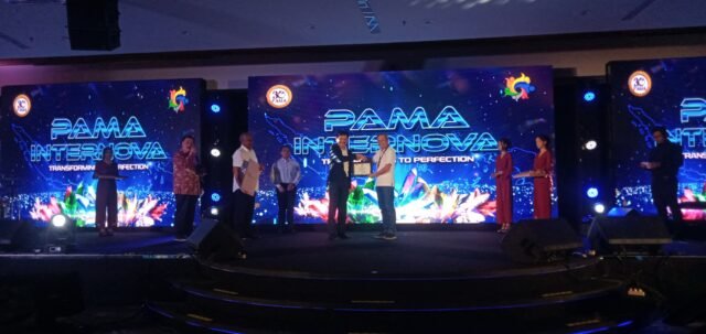 Penyerahan penghargaan 