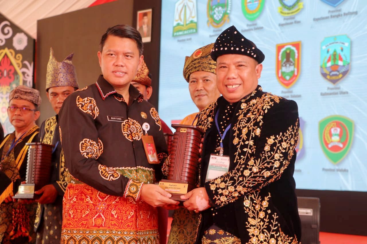 Kepala Desa Muara Gula Baru Menerima Piala dan Sertifikat Penghargaan Desa Antikorupsi Nasional 2023