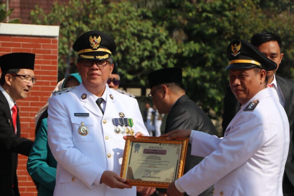 PJ Bupati Muara Enim Berikan Penghargaan kepada Kecamatan Ujan Mas yang berhasil mewujudkan stop buang air besar sembarangan