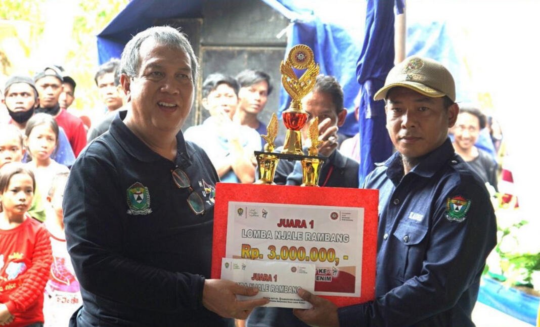 PJ Bupati Rizali Menyerahkan Trophy dan Hadiah Kepada Pemenang Lomba Njale Rambang. PJ Bupati Rizali Menyerahkan Trophy dan Hadiah Kepada Pemenang Lomba Njale Rambang.