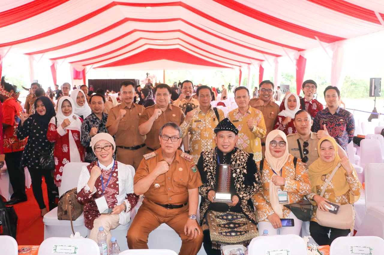 Pj Bupati Muara Enim Bersama Kades Muara Gula Baru dan Dinas Terkait dalam Acara Peluncuran Desa Antikorupsi Tahun 2023