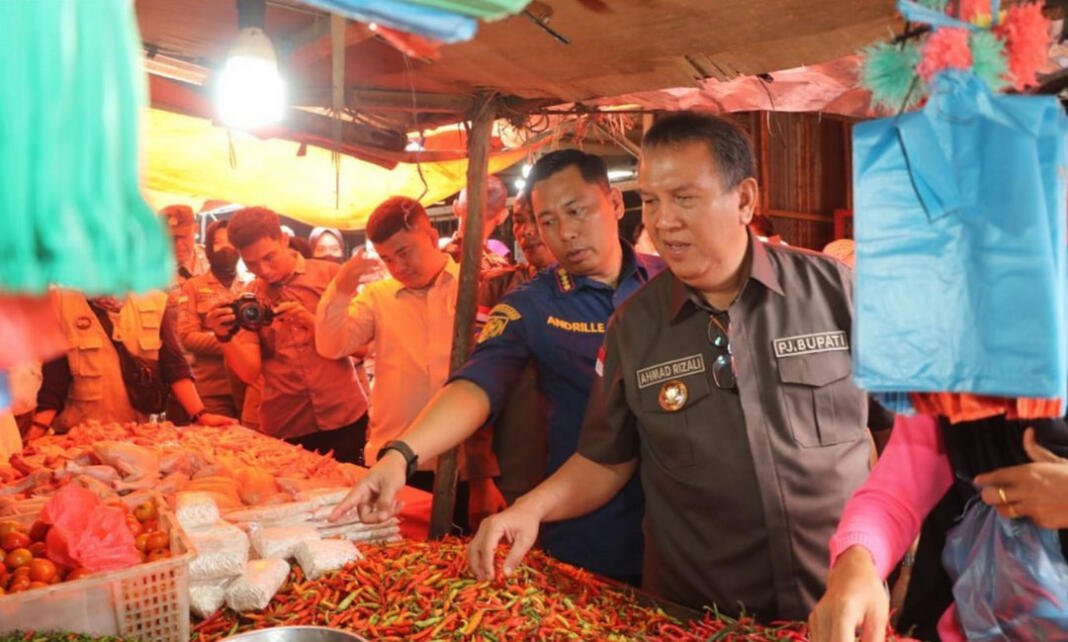 Pj Bupati Rizali dan Camat Lawang Kidul Kunjungi Pasar Tanjung Enim