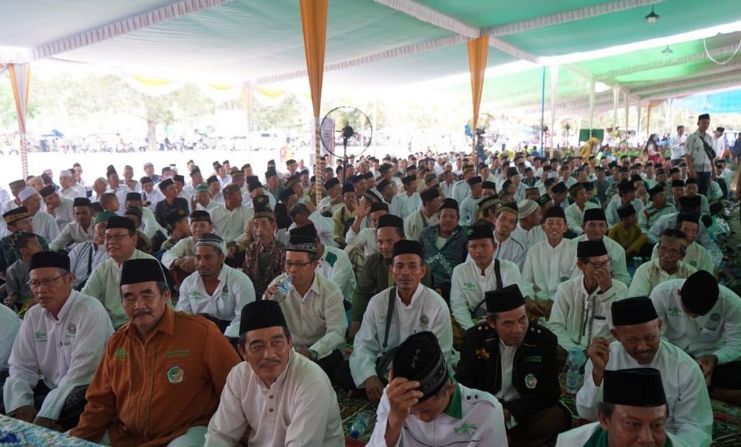 Warga Desa Talang Taling merayakan kegiatan istighosah dan doa bersama dalam rangka Sedekah Desa Talang Taling Tahun 2023
