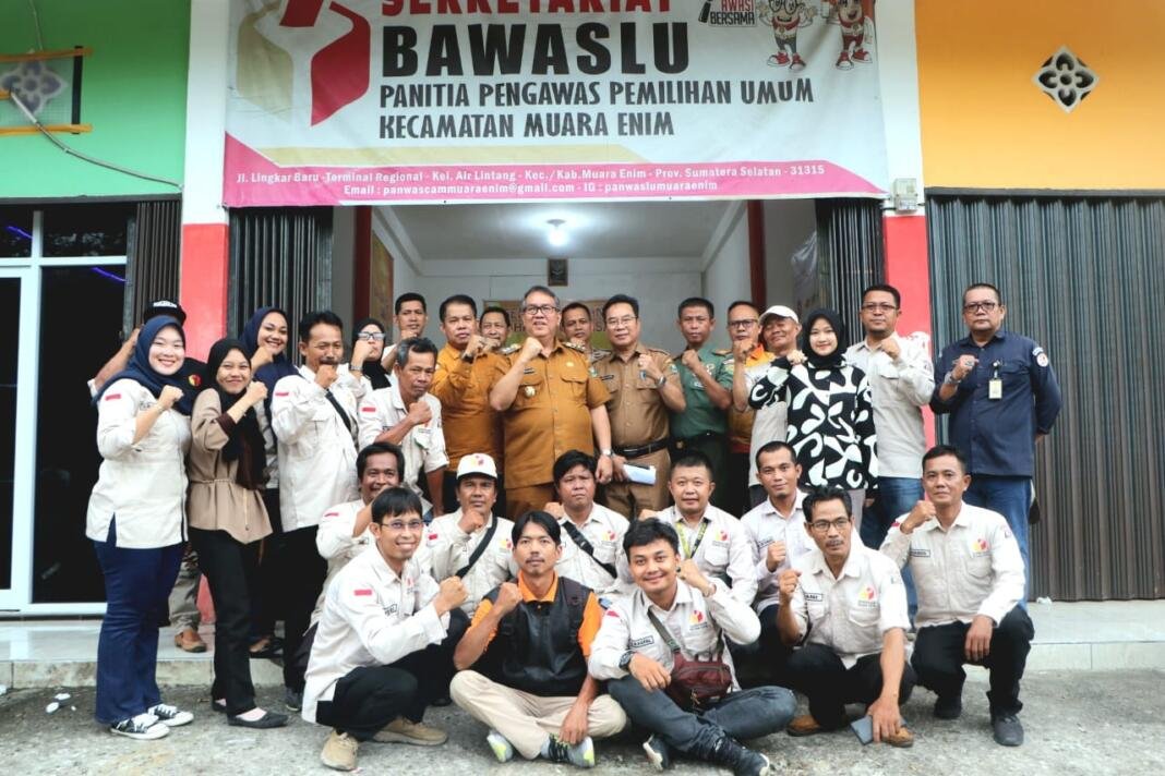 Pj Bupati Sambangi Kantor Panwascam Muara Enim Ajak Bersatu Ciptakan Pemilu 2024 yang Kondusif