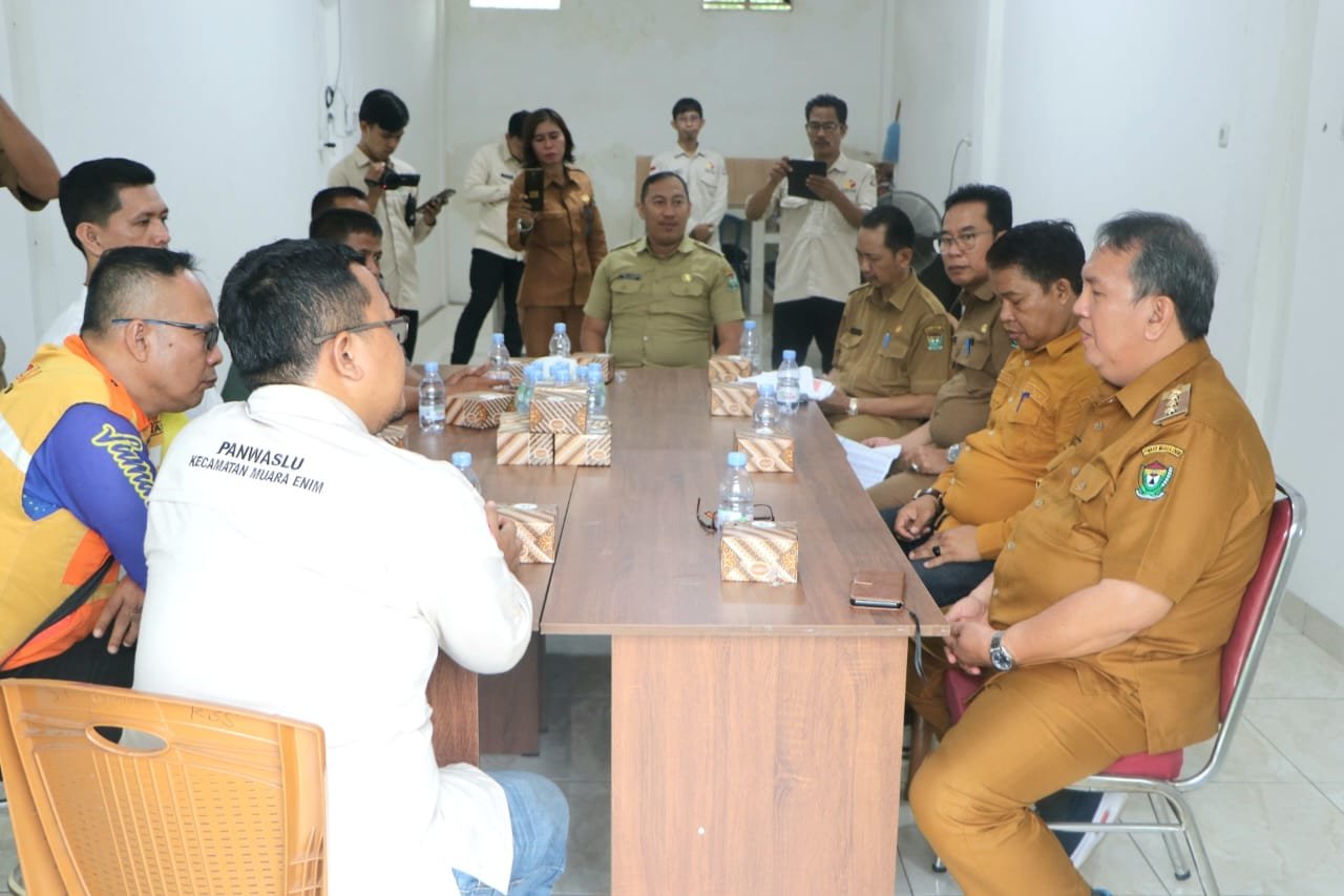 Pj. Bupati Muara Enim, Dr. H. Ahmad Rizali, M.A., monitoring kesiapan pemilu 2024 di kabupaten Muara Enim