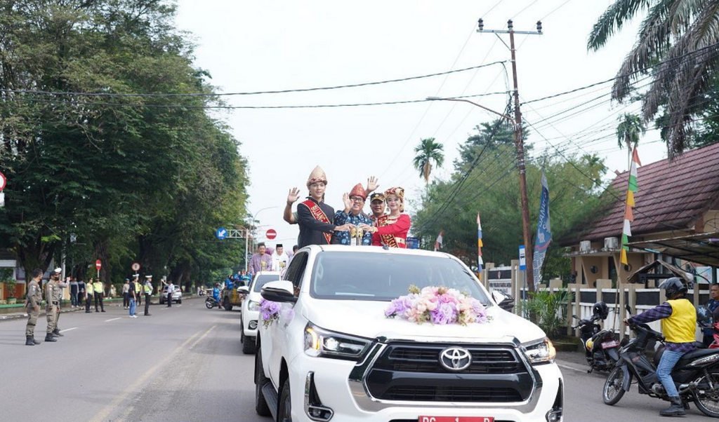 PJ Bupati Arak Piala Adipura Keliling Kota Muara Enim