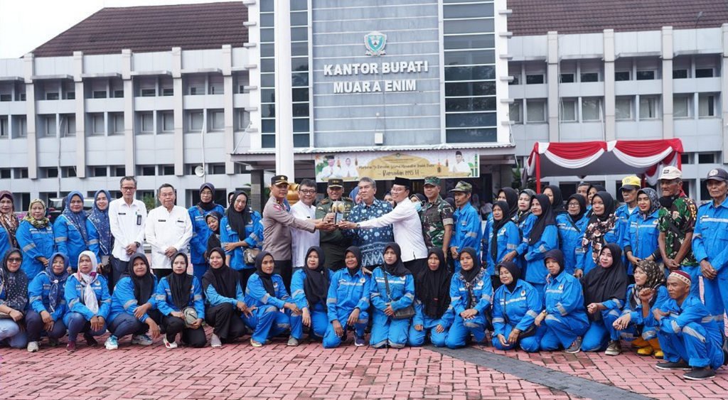PJ Bupati Pose Bersama petugas kebersihan di Dinas Lingkungan Hidup Kabupaten Muara Enim