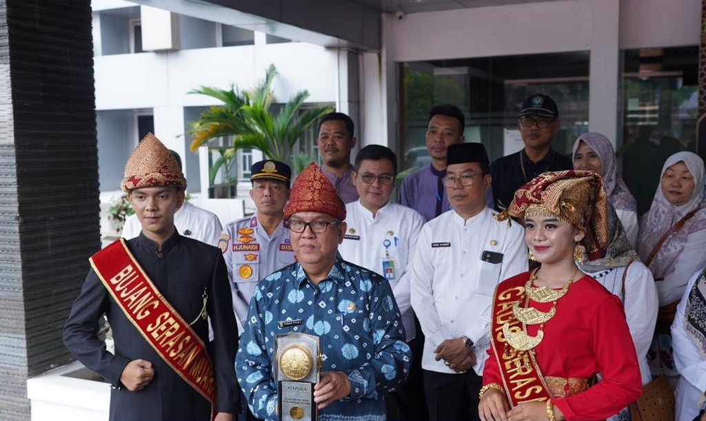 PJ Bupati Rizali Arak Piala Adipura Keliling Kota Muara Enim