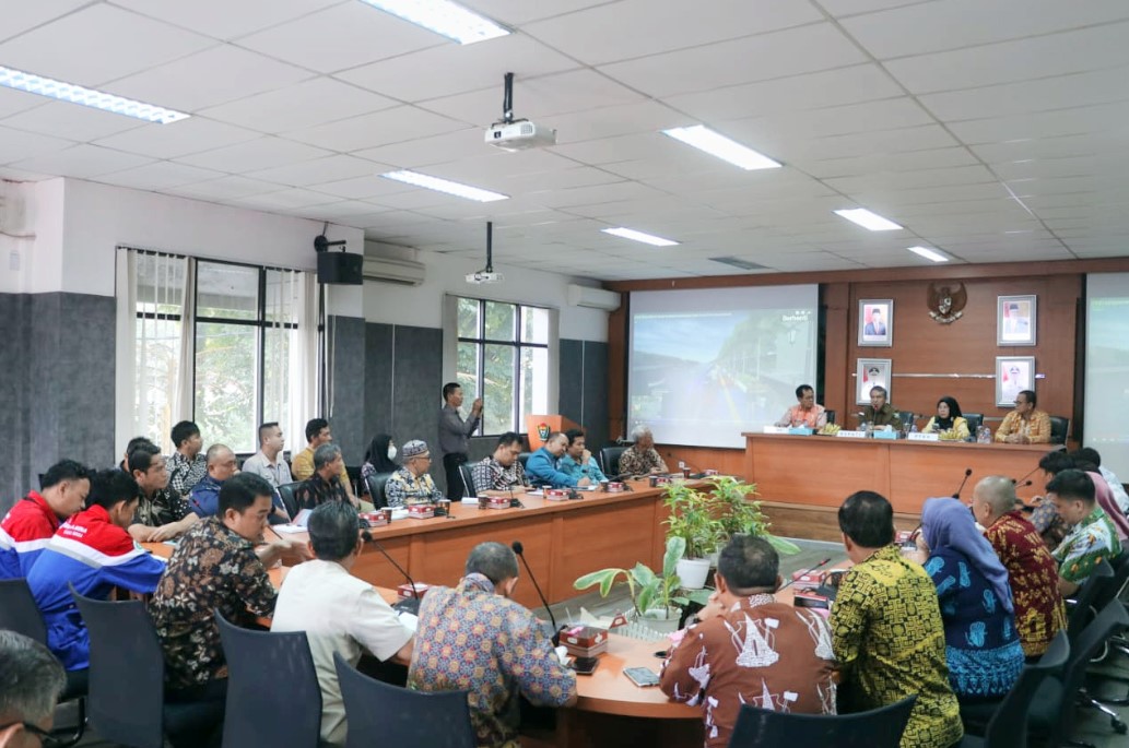 Bupati ajak Kontraktor melibatkan masyarakat sekitar dapal pembangunan proyek talud di Muara Enim Bupati ajak Kontraktor melibatkan masyarakat sekitar dapal pembangunan proyek talud di Muara Enim