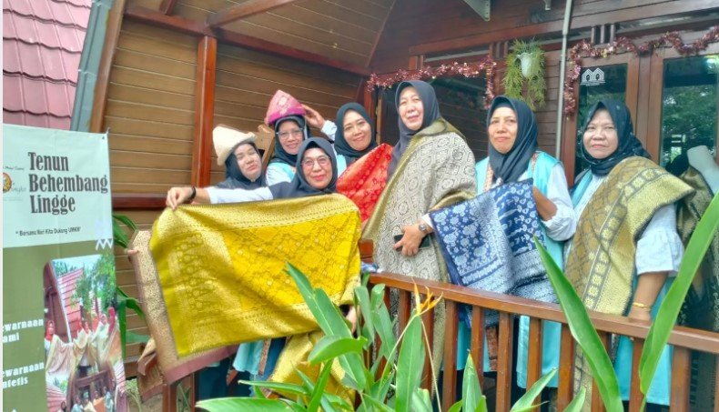 Pengerajin Songket Behembang Lingge
