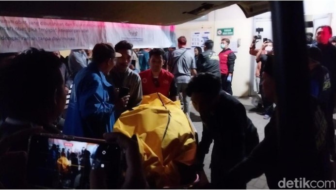 Evakuasi Korban Kecelakaan Maut Mobil Fortuner di Malang (Photo Detik.com)