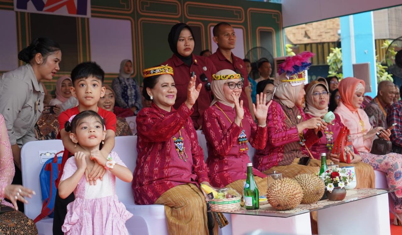 Ibu Negara Hj. Iriana Jokowi, Ketua Umum Dekranas Hj. Wury Ma'ruf Amin