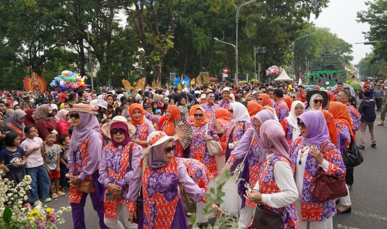 Keseruan Peserta Kirab Budaya Mobil Hias di Acara HUT Dekranasda ke-44