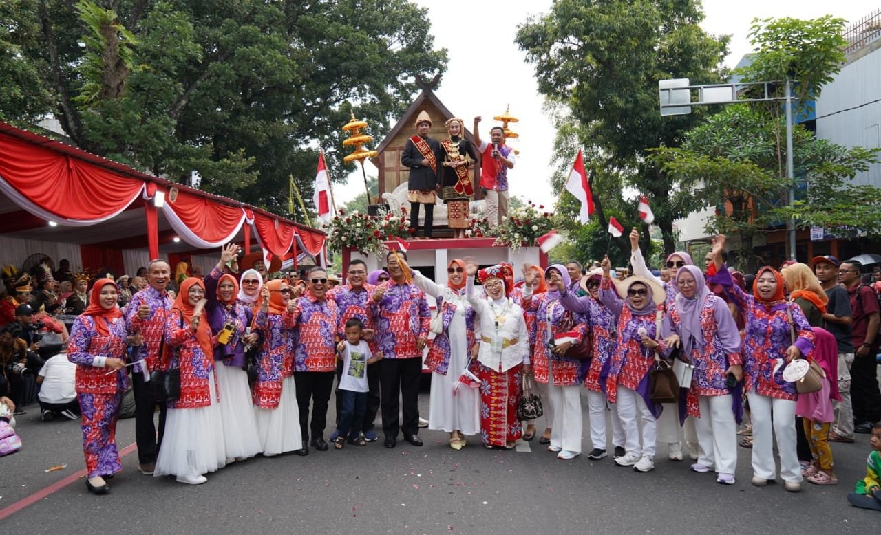 Ketua Dekranasda Kab. Muara Enim Dr. dr. Hj. Rose Mafiana, Sp.An. berpose bersama tim kerja dari Muara Enim