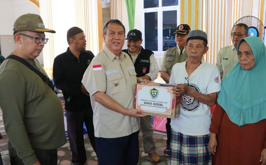 Pj Bupati Muara Enim Serahkan Bantuan Musibah Kebakaran Kepada Warga Desa Karang Agung, Lubai Ulu Pj Bupati Muara Enim Serahkan Bantuan Musibah Kebakaran Kepada Warga Desa Karang Agung, Lubai Ulu