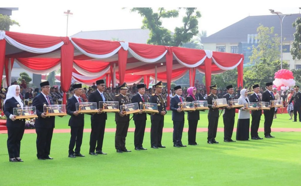Pj. Bupati Terima Pin Emas dari Kapolri - 2