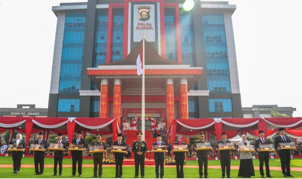 Pj. Bupati Terima Pin Emas dari Kapolri - 3