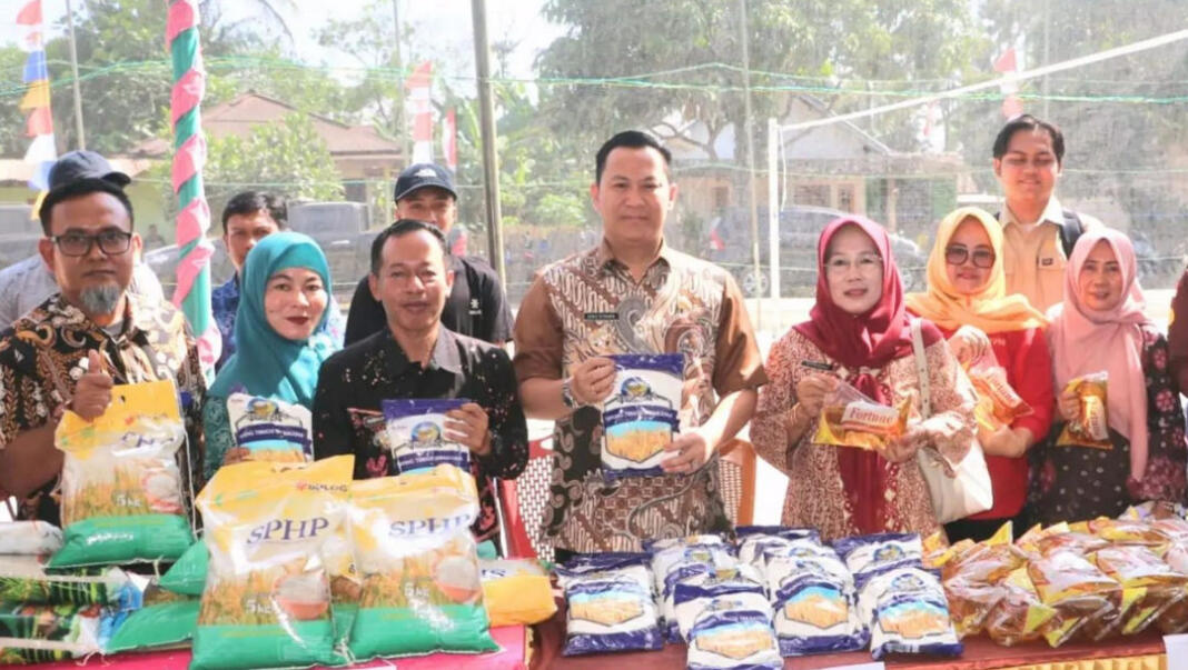 Kunjungan Perdana ke SDL, Pj. Bupati Muara Enim Buka Gerakan Pangan Murah di Desa Babatan