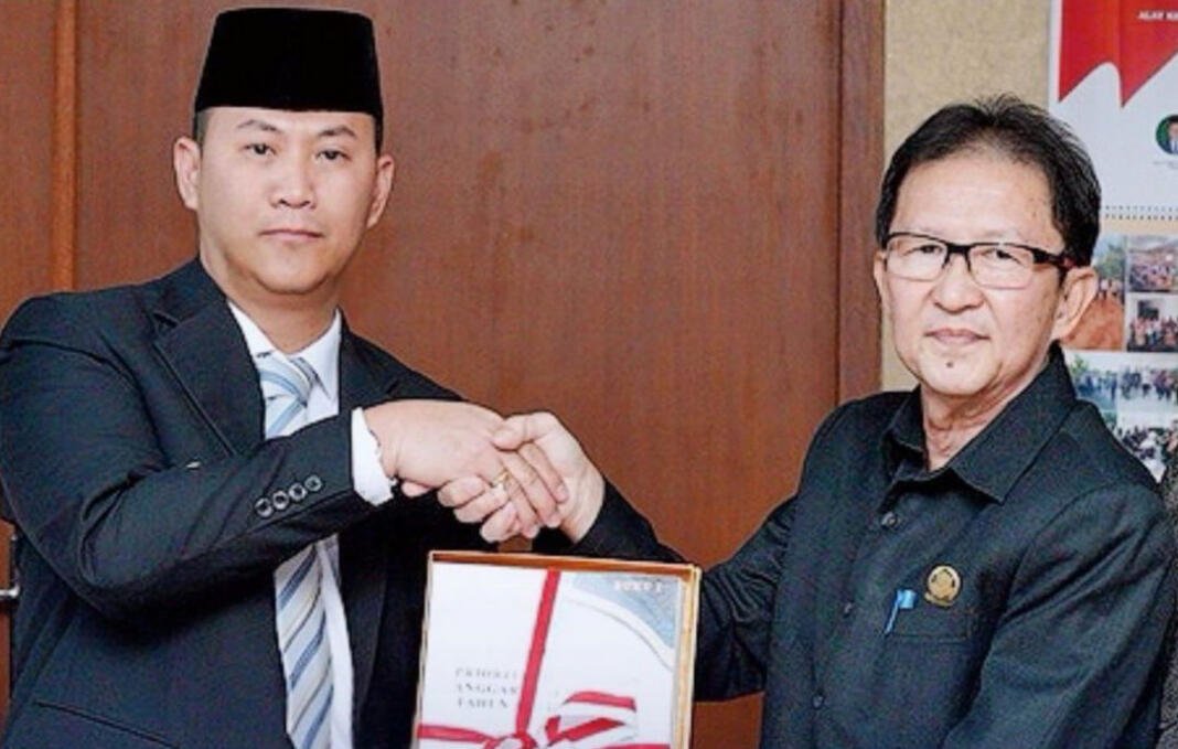 Pj. Bupati Muara Enim Henky Putrawan Serahkan KUA dan PPAS Tahun Anggaran 2025 Pj. Bupati Muara Enim Henky Putrawan Serahkan KUA dan PPAS Tahun Anggaran 2025