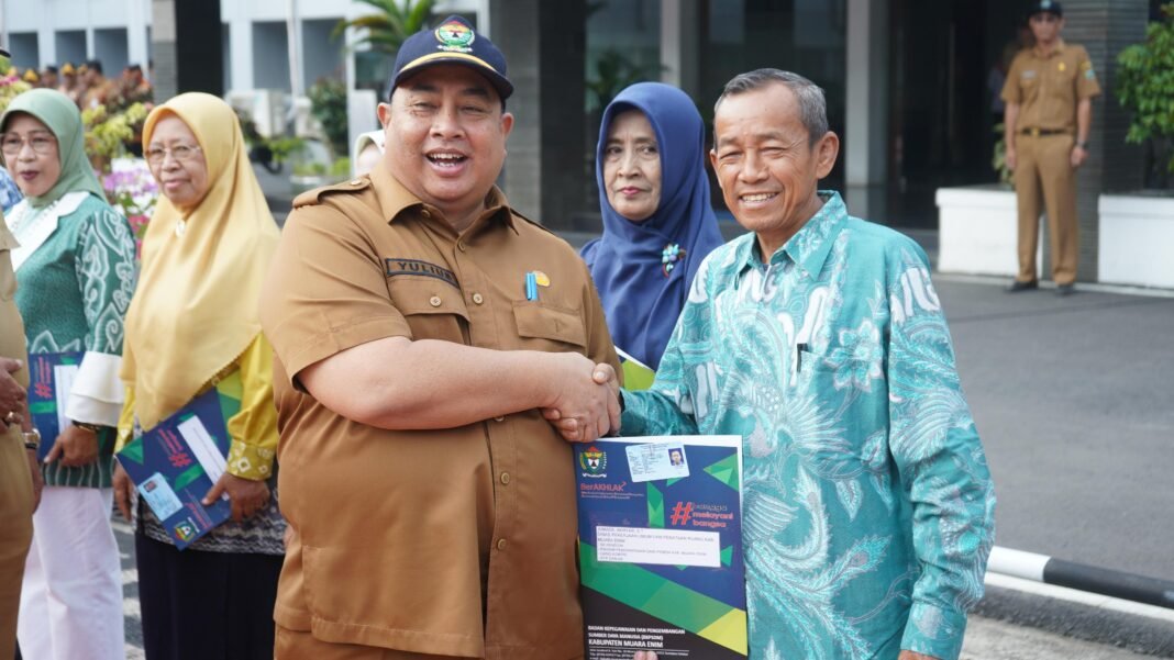 Apel Gabungan Bulan November, Sekda Serahkan SK Pensiunan Pegawai dan Bantuan Purna Bakti Korpri.