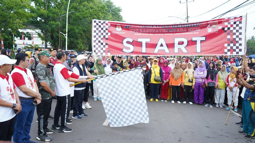 Kaban Kesbangpol, Andi Wijaya Melepas Jalan Sehat KPU Muara Enim Kaban Kesbangpol, Andi Wijaya Melepas Jalan Sehat KPU Muara Enim.