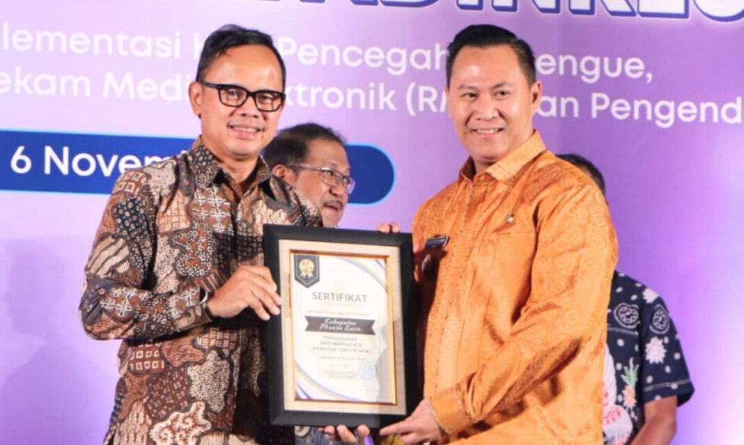 Pelopori Desa Bebas Asap Rokok di Muara Enim, Pj. Bupati Terima Penghargaan Adinkes.