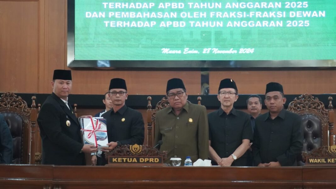 Pj Bupati Henky Putrawan menyerahkan Raperda kepada Ketua DPRD Deddy Arianto