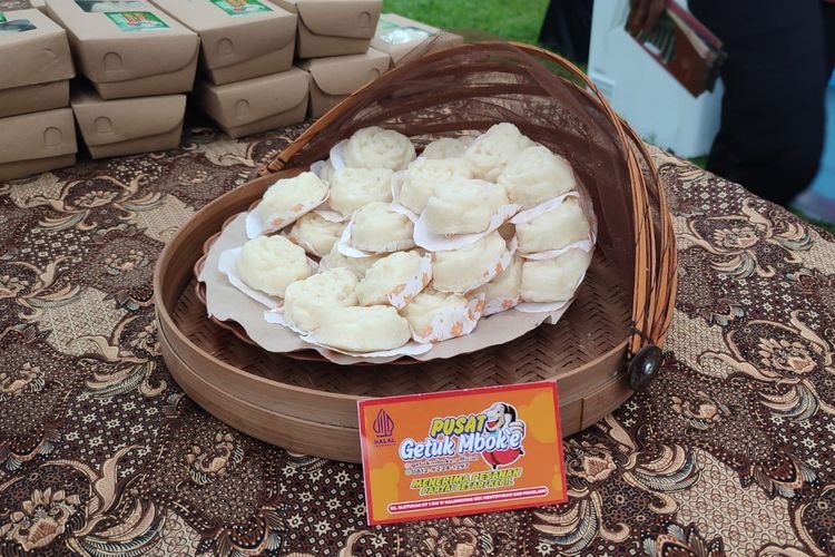 Gethuk Mbok'e yang dijajakan dalam Bank Jateng Borobudur Marathon 2024 di Candi Borobudur. Foto: Doc Kompas.com