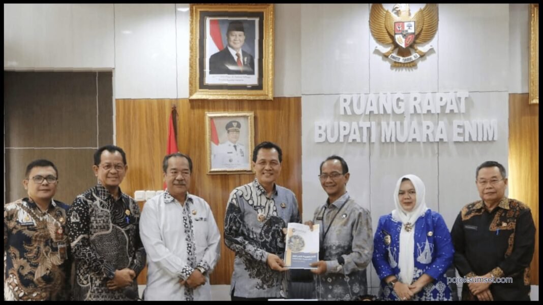 Ekonomi Muara Enim Tertinggi di Sumsel, Lampaui Nasional!. Bupati Muara Enim saat menerima laporan pertumbuhan ekonomi dari Kepala BPS di Kantor Bupati