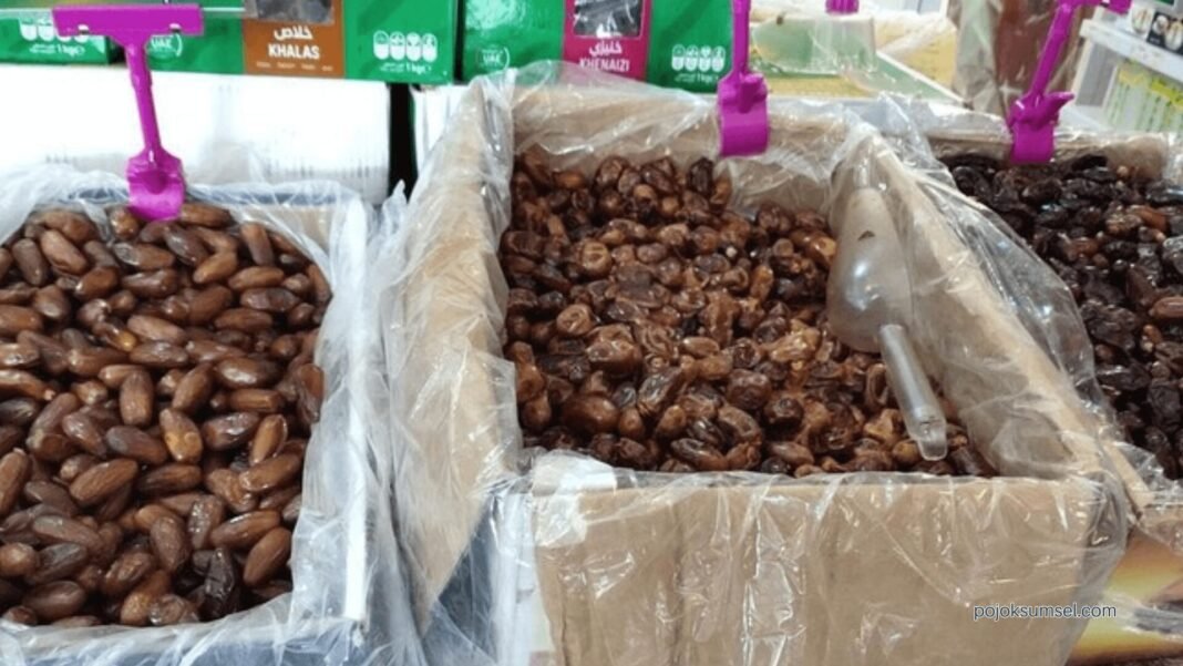 Penjualan Kurma di Palembang Meningkat. Tumpukan kurma Sukari yang siap dijual di toko Jaryawan Al Madinah, Palembang Penjualan Kurma di Palembang Meningkat. Tumpukan kurma Sukari yang siap dijual di toko Jaryawan Al Madinah, Palembang