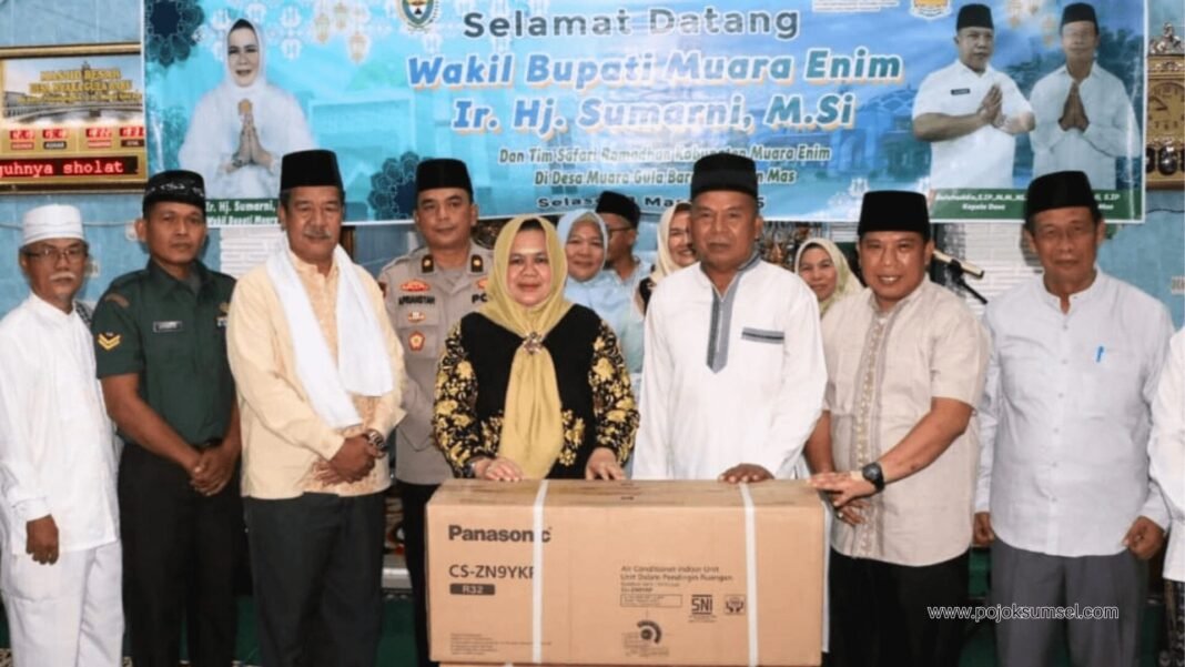 Wakil Bupati Muara Enim, Ir. Hj. Sumarni, M.Si., menyerahkan bantuan operasional masjid dan paket sembako serta memberikan Layanan KIA dalam kegiatan Safari Ramadan di Masjid Al-Muzakir, Ujan Mas.